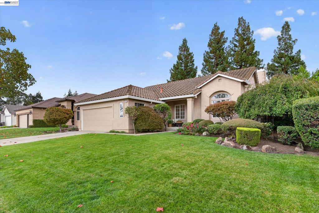 Photo of 4853 Julie St ST, Livermore, CA 94550 (MLS # 41152195)
