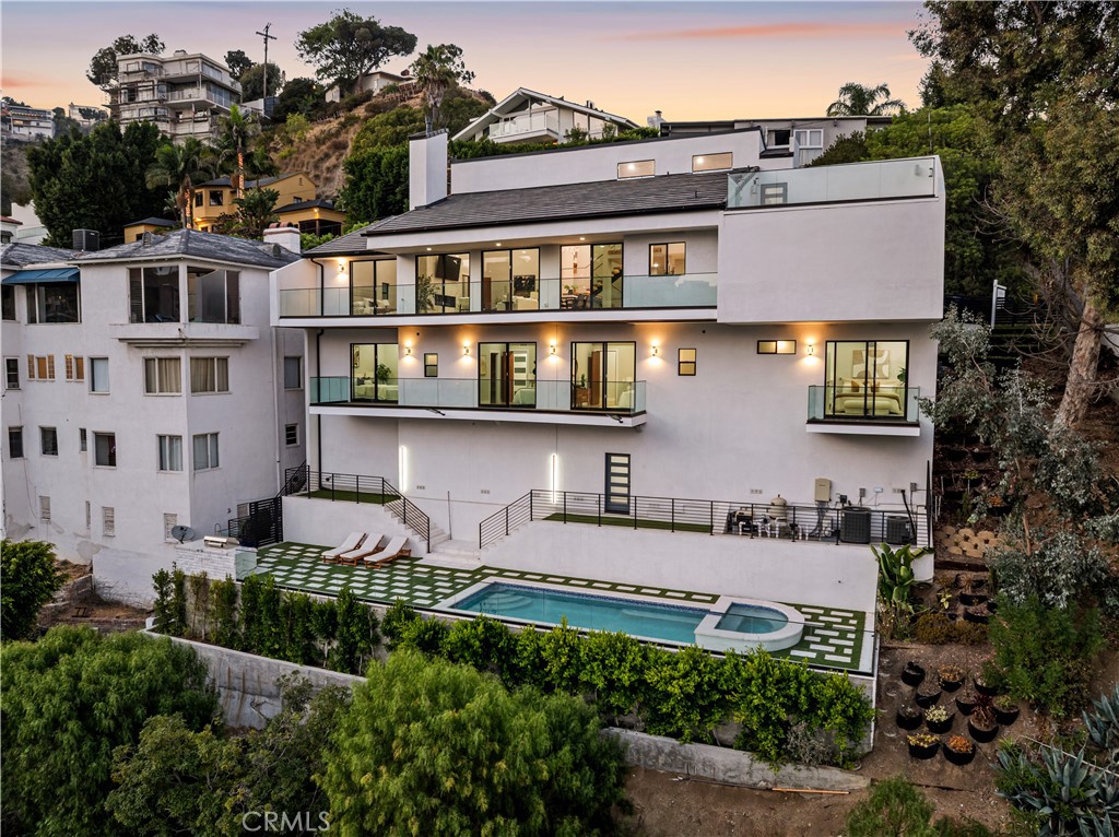 8566 Hollywood Boulevard