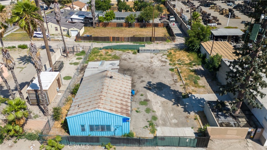 An exceptional commercial opportunity located at the heart of San Bernardino’s bustling retail district! This property sits on the highly trafficked Inland Center Drive, making it a prime location for a wide variety of businesses.
Here are some Highlights:
*Ample Parking - On-site parking available for customers and staff
*High Visibility - With significant foot and vehicle traffic from nearby shopping centers, this location is perfect for businesses seeking exposure.
*Close Proximity to Major Retailers - Located near major retailers and within minutes of the Inland Center Mall, drawing consistent customer traffic.
*Easy Accessibility - Positioned conveniently near I-215 and I-10 freeways, offering quick access to and from the surrounding areas.
This versatile commercial property presents a rare opportunity for investors, retailers, or service providers to secure a high-exposure location in the thriving Inland Empire. The property features a well-maintained exterior and provides a flexible layout suitable for a variety of uses, including retail, office, or restaurant establishments. The surrounding area continues to experience growth, supported by a strong local economy and increasing demand for commercial spaces. With its central location and access to major transportation hubs, this property is an excellent investment for both owner-operators and investors looking for a high-yield asset. The combination of strong traffic flow, nearby attractions, and community growth make this an attractive purchase for businesses seeking a presence in one of Southern California’s most dynamic markets.
**Don’t miss out on this prime opportunity!**
*Disclaimer: Information deemed reliable but not guaranteed. Verify details independently. Displayed photos were taken prior to occupancy of current tenants.*