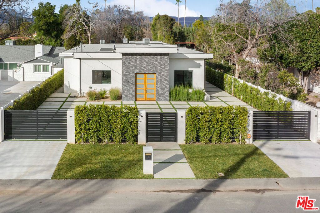 Photo of 22931 Dolorosa Street, Woodland Hills, CA 91367 (MLS # 25606095)