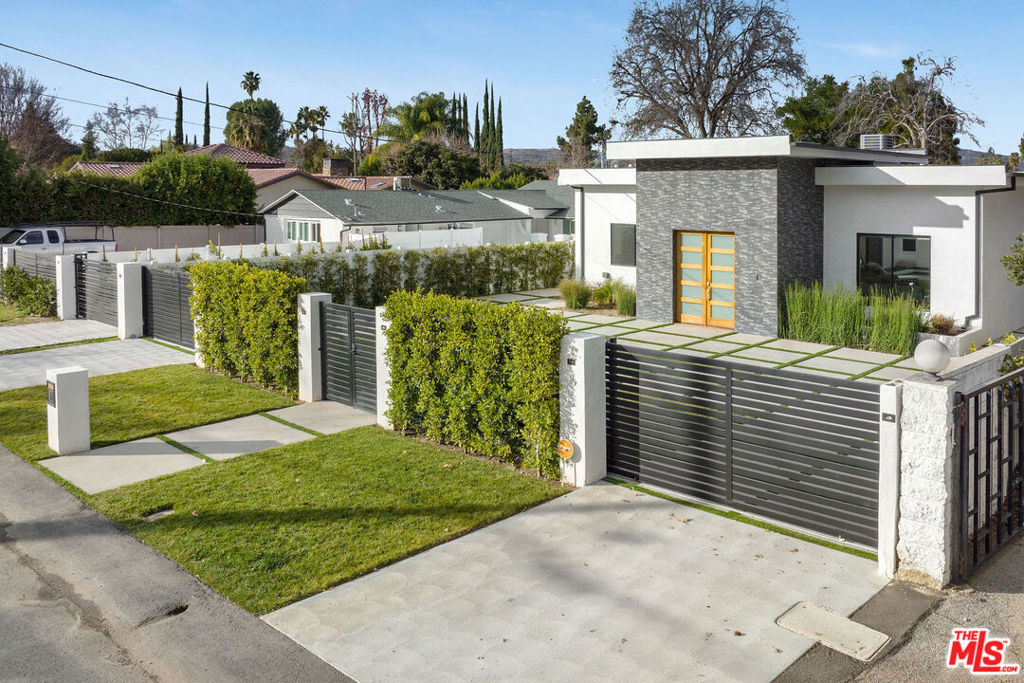 Properties 2 22931 Dolorosa Street