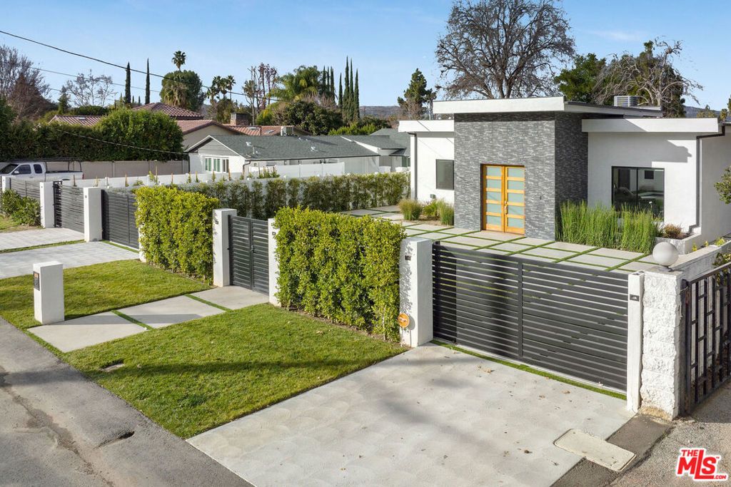 Photo of 22931 Dolorosa Street, Woodland Hills, CA 91367 (MLS # 25606095)
