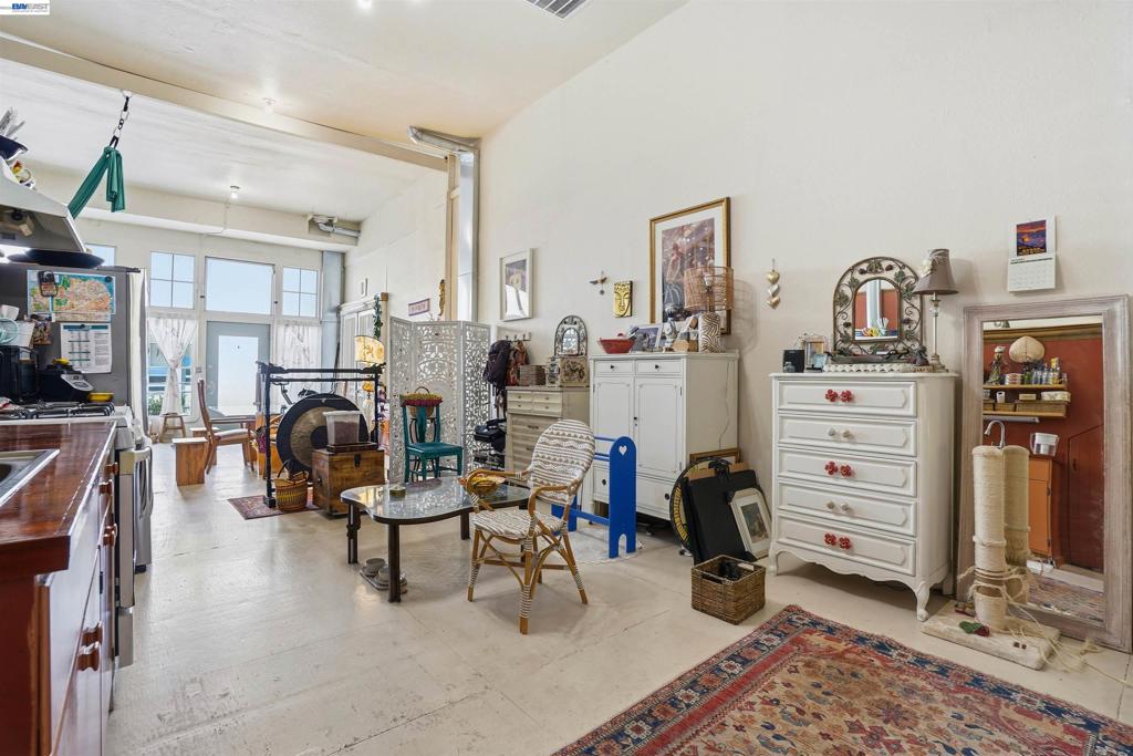 733 Loring Ave