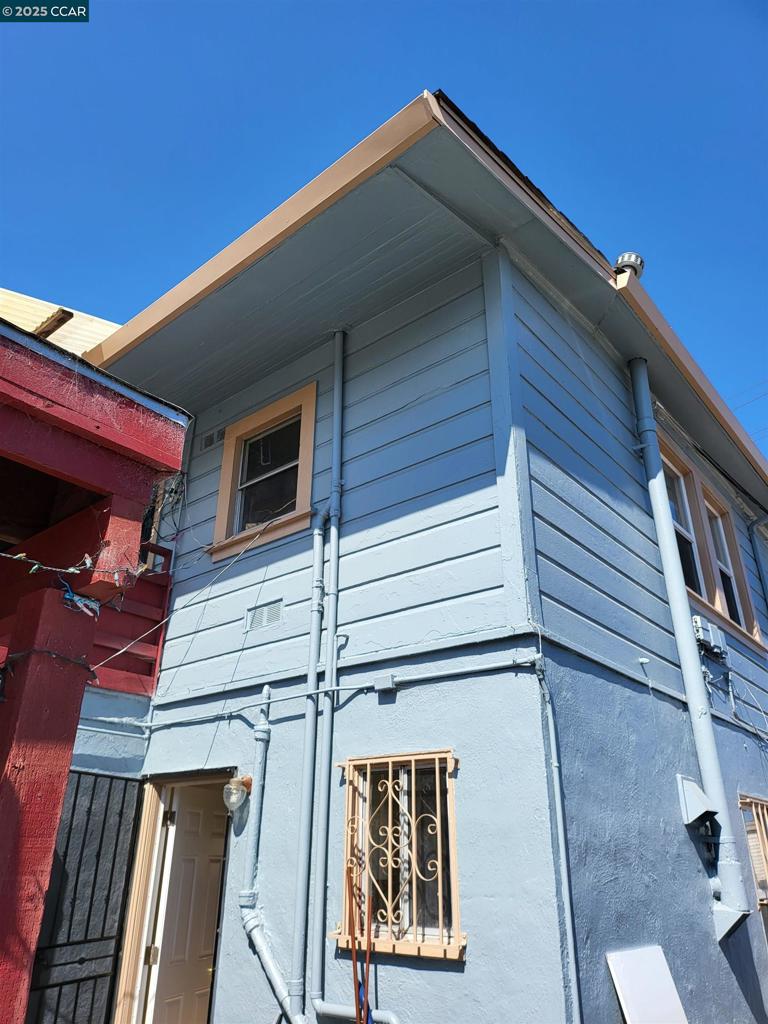 This cozy lower-level apartment in a duplex features two bedrooms and one bathroom. It has laminate flooring throughout, gas stove, a refrigerator, ample cabinets, one assigned parking space, no pets, walking distance to public transportation; the owner pays for garbage only. $ 2000 Rent / $ 2000 Deposit / $ 4000 Total Move In Cost