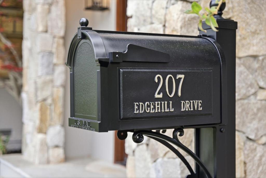 207 Edgehill Drive
