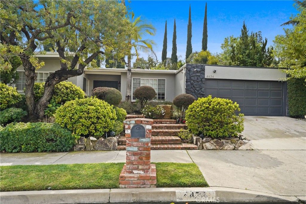 Photo of 4434 Nogales Drive, Tarzana, CA 91356 (MLS # SR26008601)