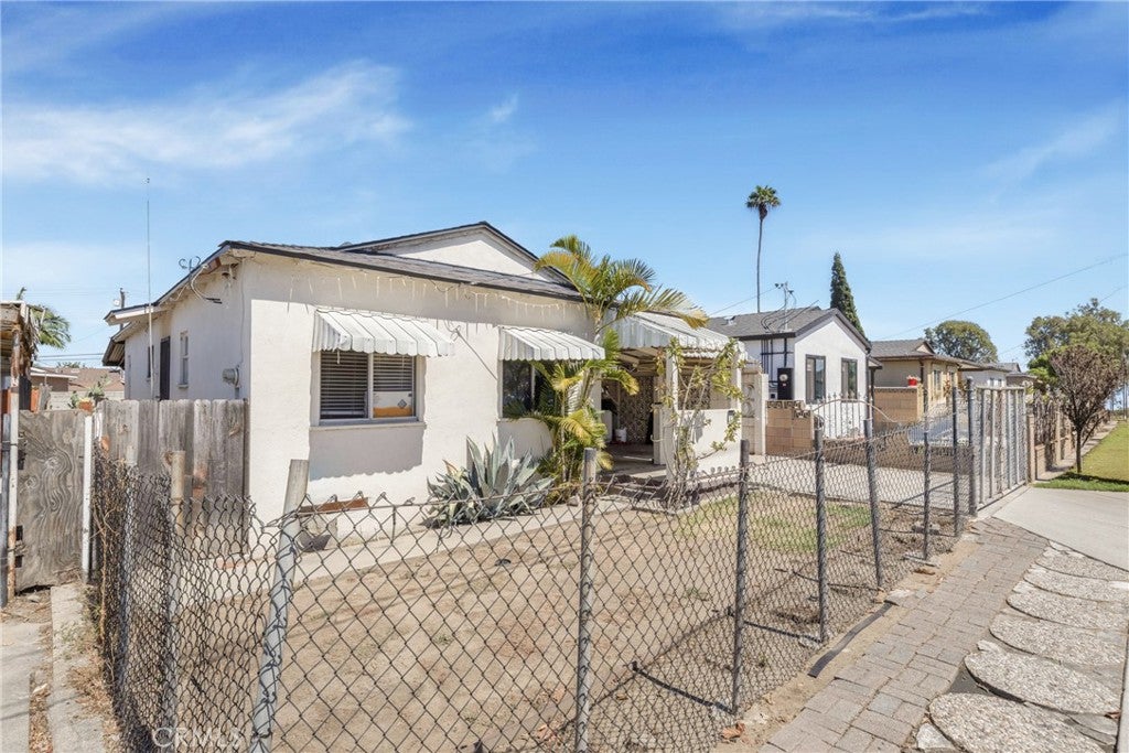 113 E 214th ST, Carson CA 90745