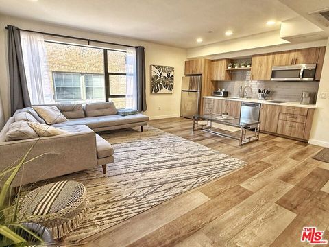 Photo of 723 S St Andrews Place #504, Los Angeles, CA 90005 (MLS # 26664025)