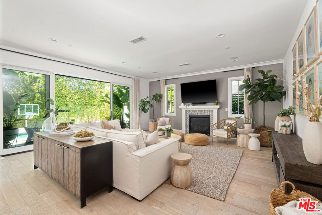 11813 Woodbine Avenue