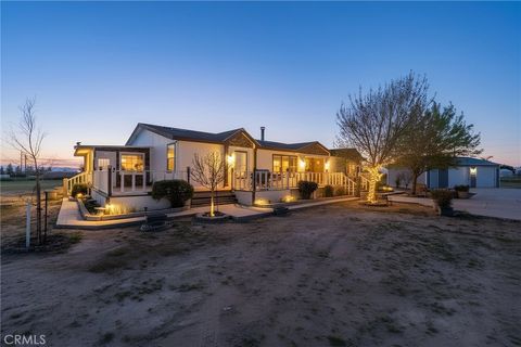 Photo of 9890 Sue Ave Ave, Rosamond, CA 93560 (MLS # SR26059929)