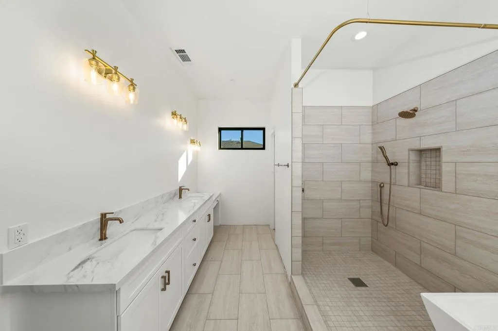 Poway, California 92064, United States, 4 Bedrooms Bedrooms, ,3 BathroomsBathrooms,Residential,Active,94902