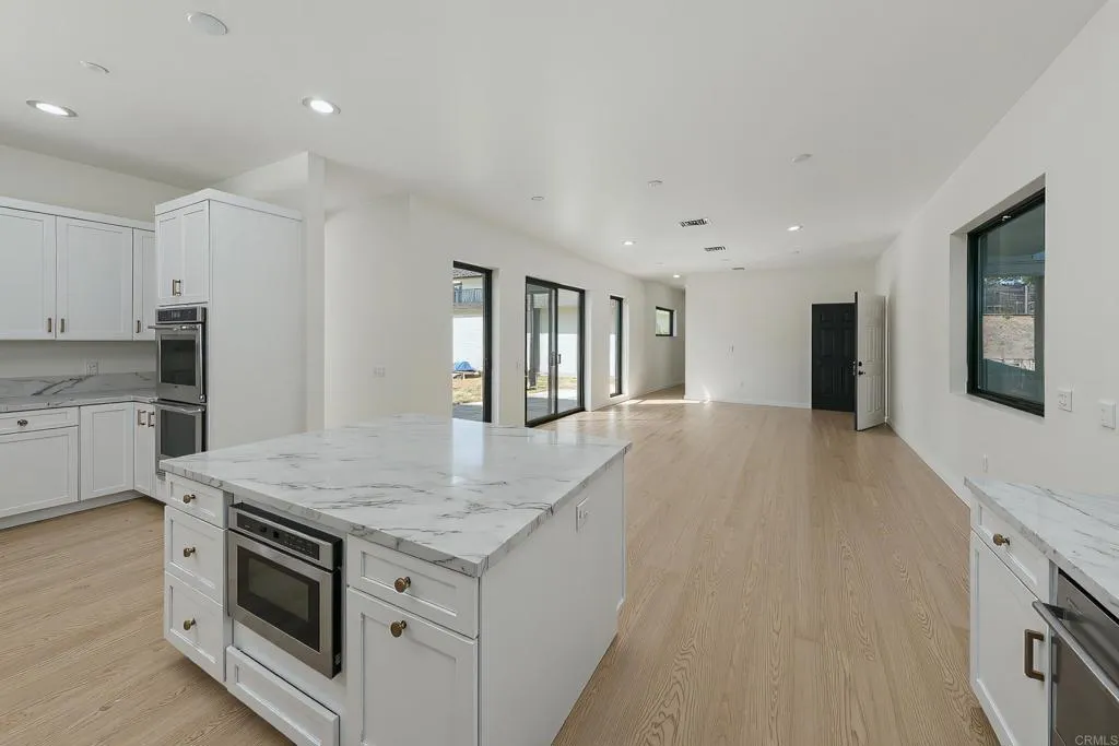 Poway, California 92064, United States, 4 Bedrooms Bedrooms, ,3 BathroomsBathrooms,Residential,Active,94902