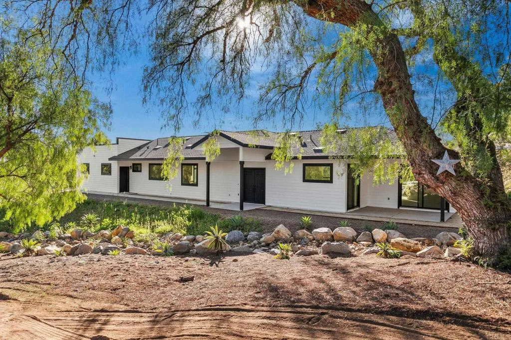 Poway, California 92064, United States, 4 Bedrooms Bedrooms, ,3 BathroomsBathrooms,Residential,Active,94902