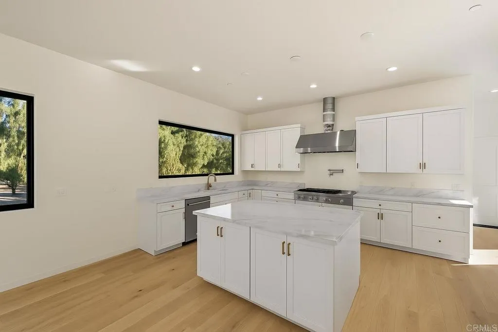 Poway, California 92064, United States, 4 Bedrooms Bedrooms, ,3 BathroomsBathrooms,Residential,Active,94902