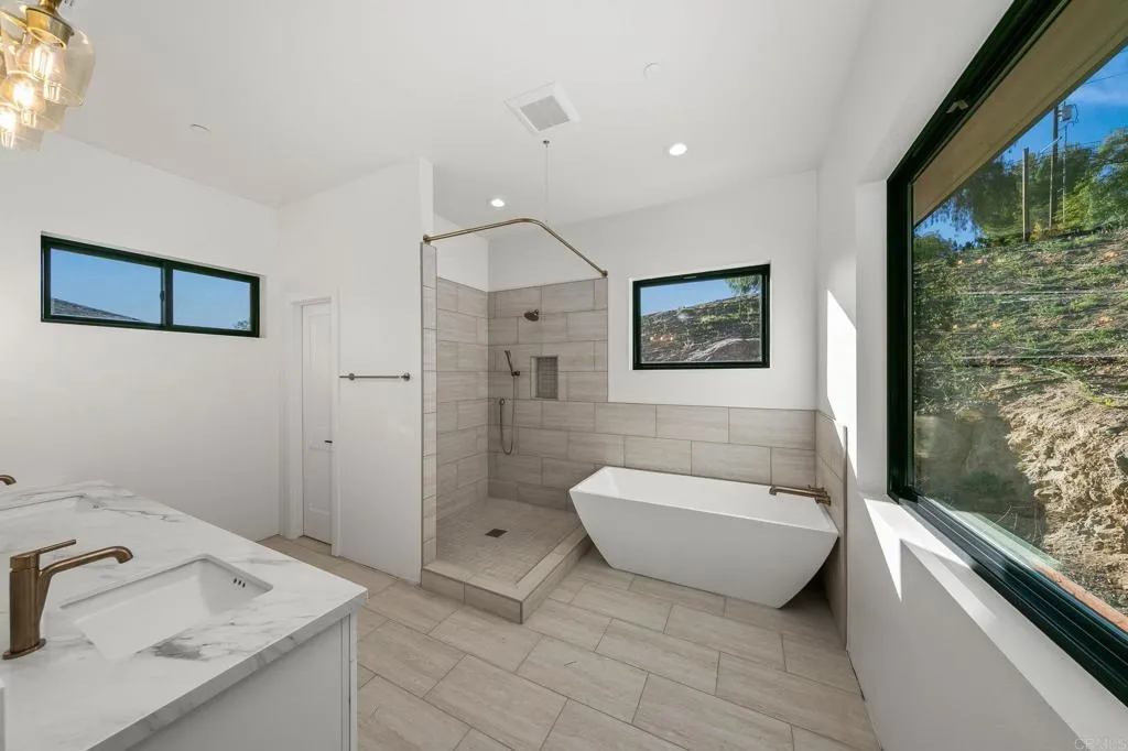 Poway, California 92064, United States, 4 Bedrooms Bedrooms, ,3 BathroomsBathrooms,Residential,Active,94902