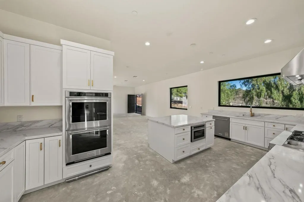 Poway, California 92064, United States, 4 Bedrooms Bedrooms, ,3 BathroomsBathrooms,Residential,Active,94902