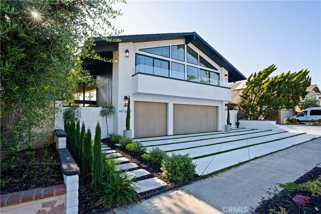 Photo of 16861 Edgewater Ln, Huntington Beach, CA 92649 (MLS # OC26130424)
