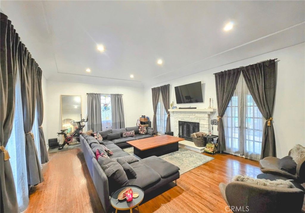 Photo of 15401 Saticoy Street, Van Nuys, CA 91406 (MLS # OC25143290)