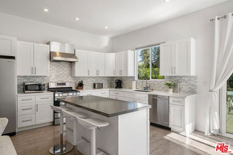 Photo of 5202 Topeka, Tarzana, CA 91356 (MLS # 26658429)