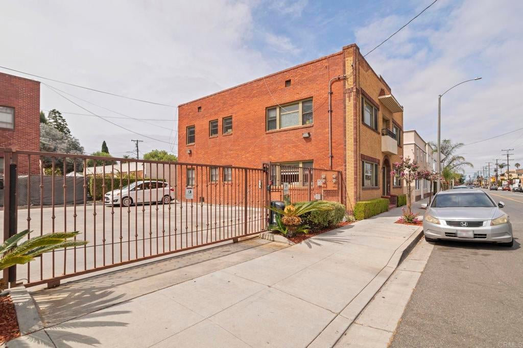 2528 E 10th Street