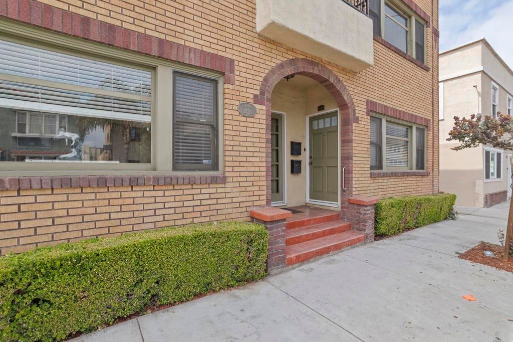 2528 E 10th Street