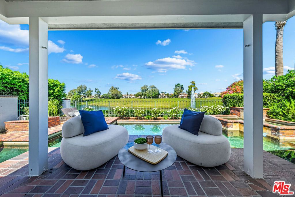 Photo of 19382 Woodlands Drive, Huntington Beach, CA 92648 (MLS # 25592173)