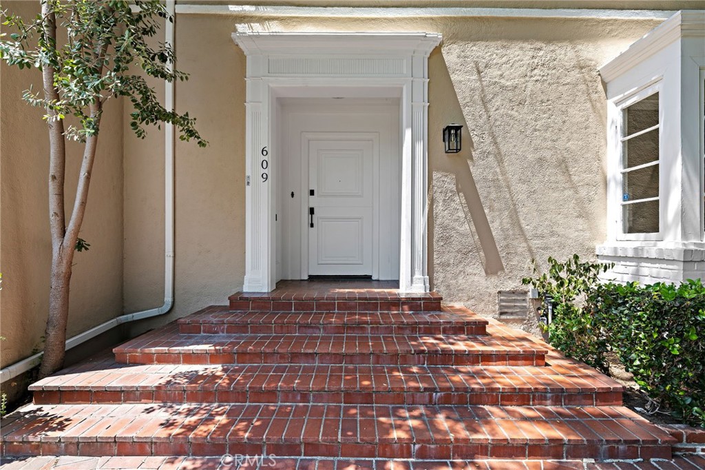 609 N Oakhurst Drive
