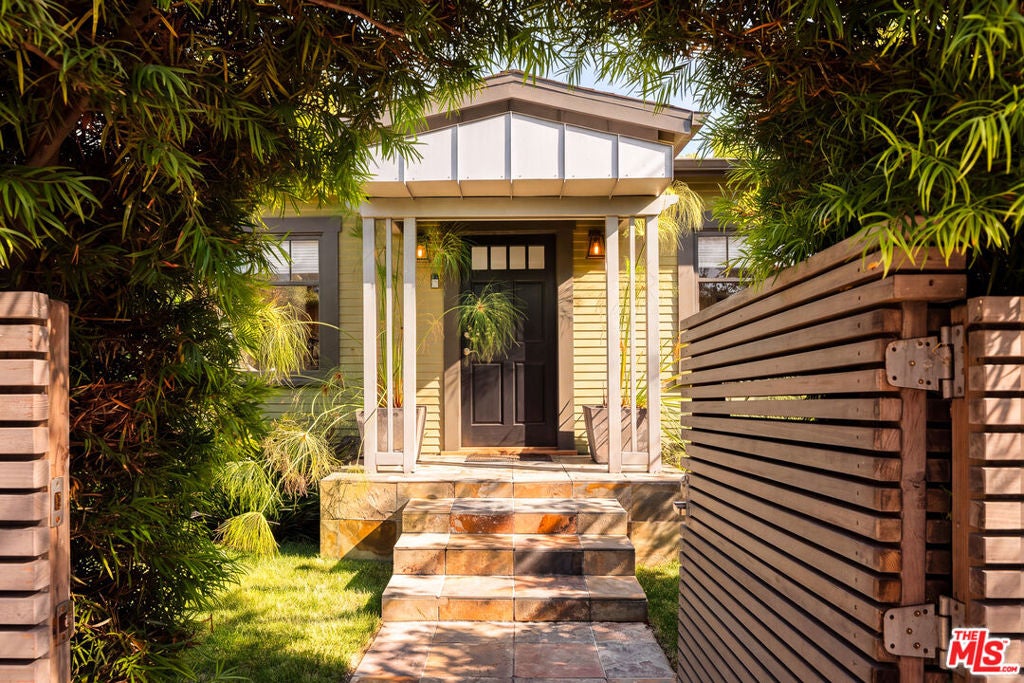 910 Superba Avenue