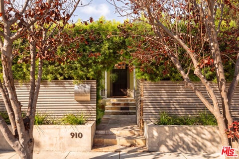 Photo of 910 Superba Avenue, Venice, CA 90291 (MLS # 24366289)