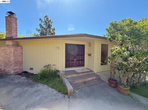 Photo of 2728 Sheffield Place Pl, Castro Valley, CA 94546 (MLS # 41128383)