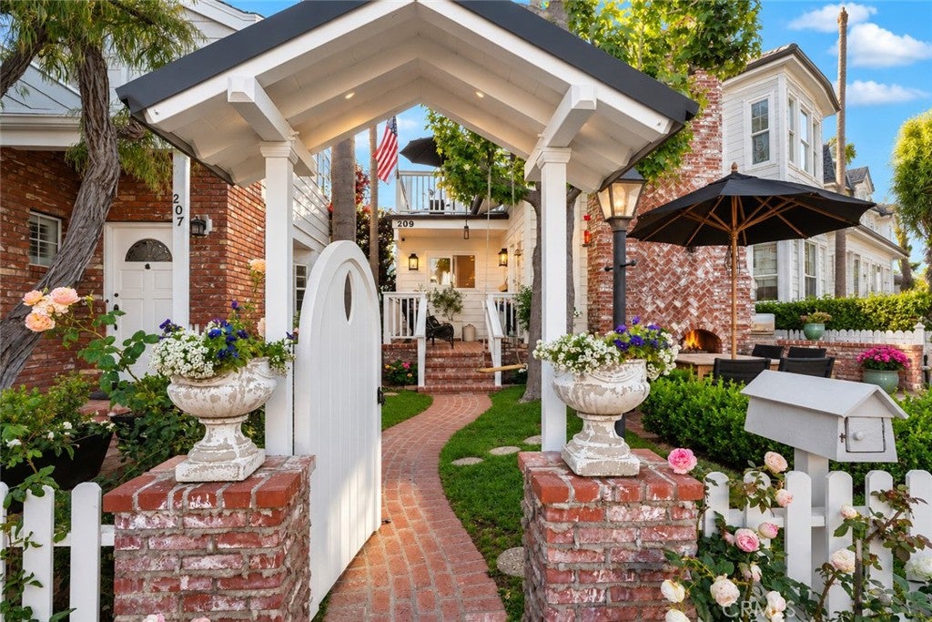Photo of 209 Diamond Avenue, Newport Beach, CA 92662 (MLS # OC26221485)