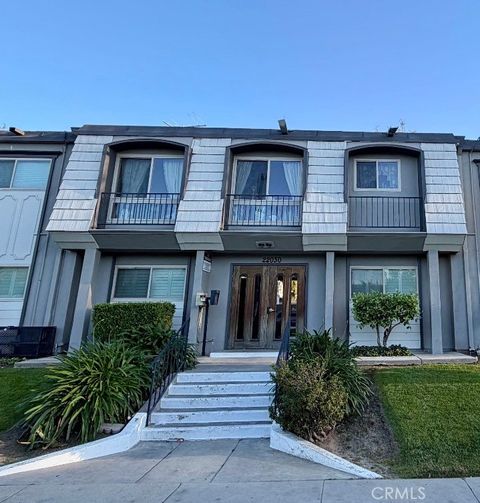 Photo of 22030 Calvert St #2, Woodland Hills, CA 91367 (MLS # SR26093637)