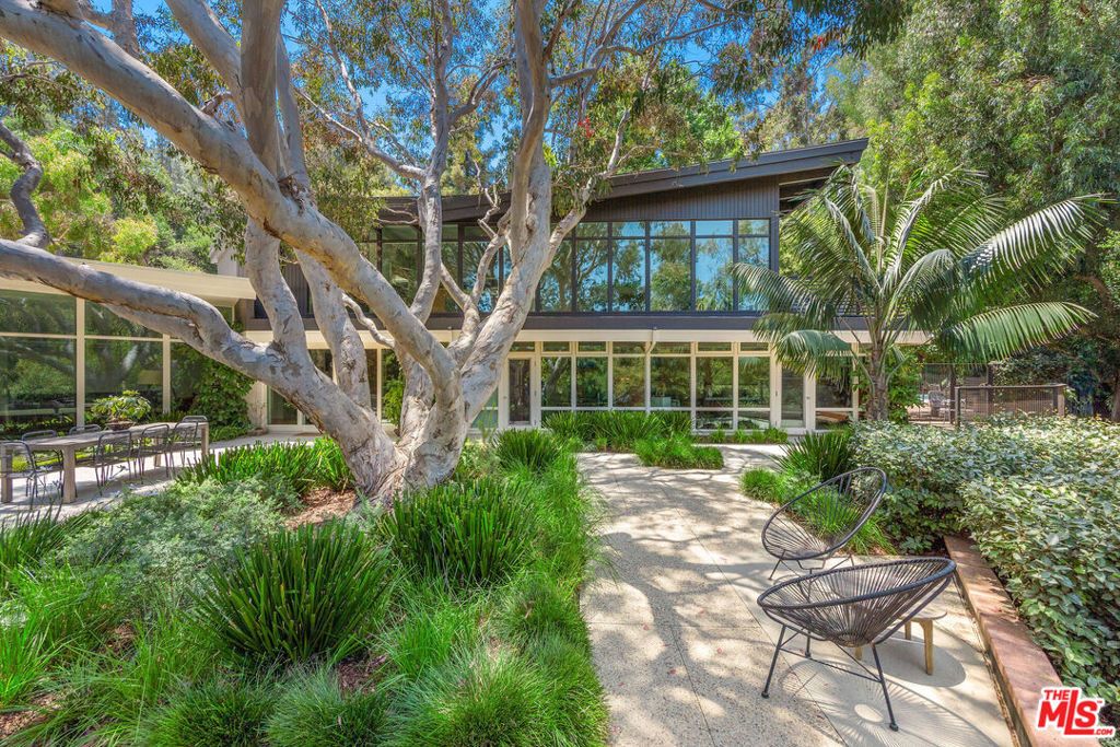 Photo of 2179 Mandeville Canyon Road, Los Angeles, CA 90049 (MLS # 25586489)