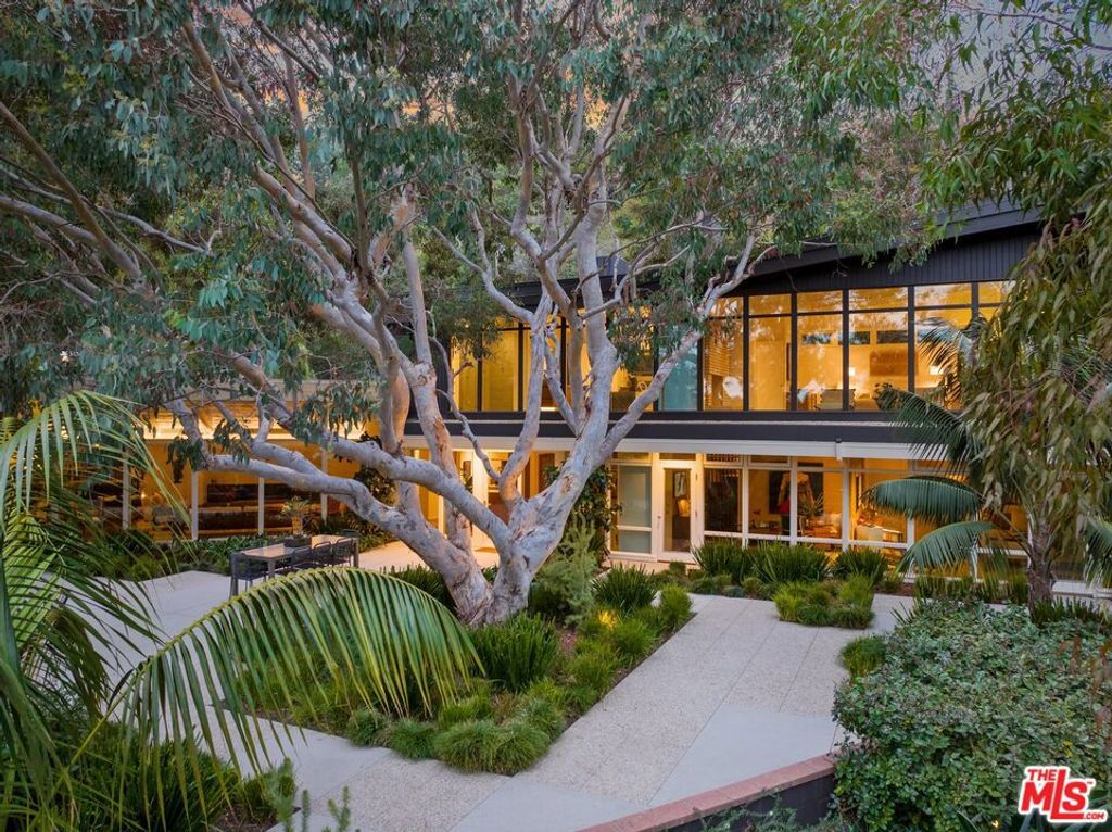 Photo of 2179 Mandeville Canyon Road, Los Angeles, CA 90049 (MLS # 25586489)