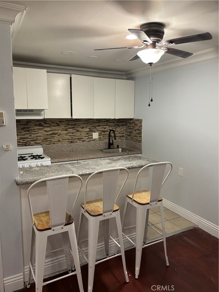 Updated large 1 bedroom and 1 bath in the heart of West Hollywood! Community amenities include laundry room and outdoor fire pit. Just minutes from Hollywood & Sunset Blvd, top restaurants, and nightlife. Don’t miss this stylish, centrally located gem!