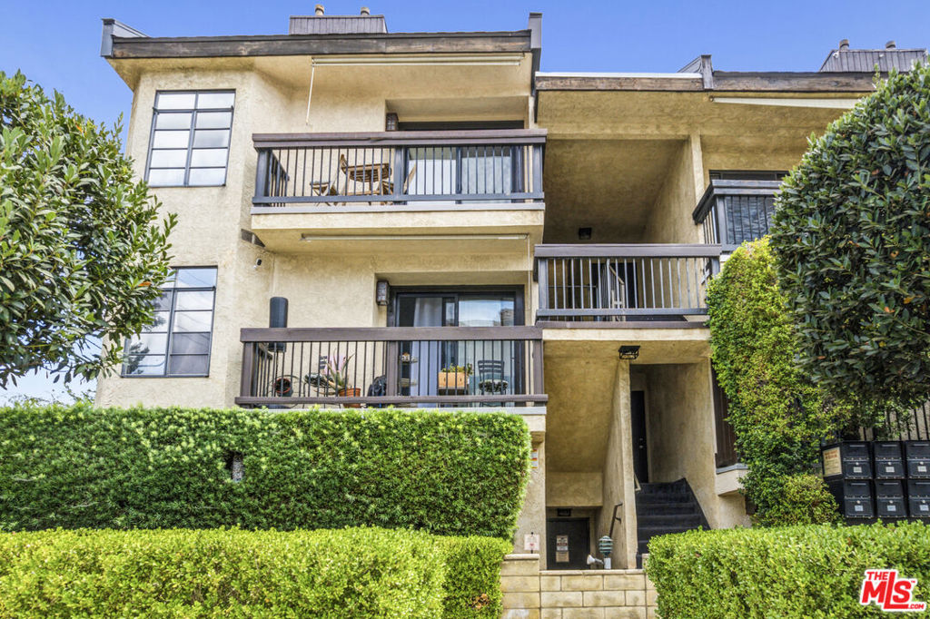 13021 Moorpark Street