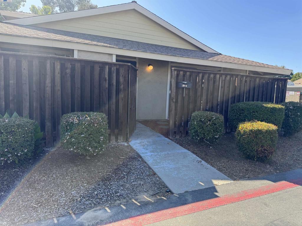 Charming 2x Bedroom and 1x Bathroom. Updated hotwater heater and heating unit. Granite Kitchen counter tops. 2x Patio's - one off Living room area and Off the Owners suite. Close to Bart, Great freeway access and Park/Walking trails nearby. Solid Community Pool and Well maintained Greenbelts.