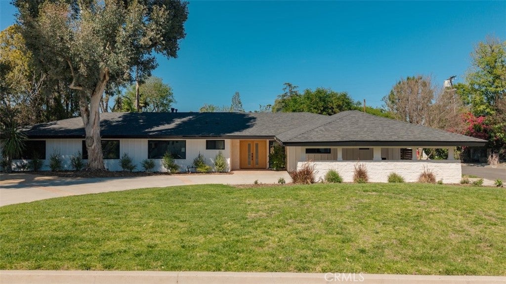 Photo of 17601 McCormick Street, Encino, CA 91316 (MLS # SR26137411)