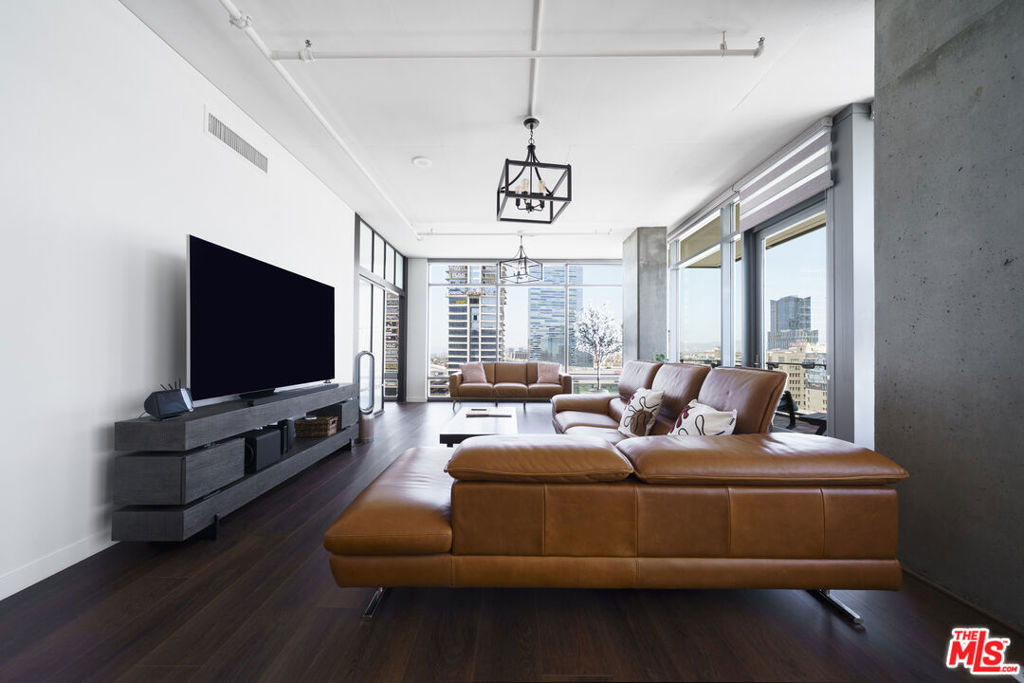 1100 S HOPE Street 1516