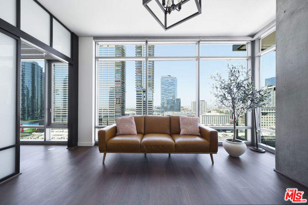 1100 S HOPE Street 1516