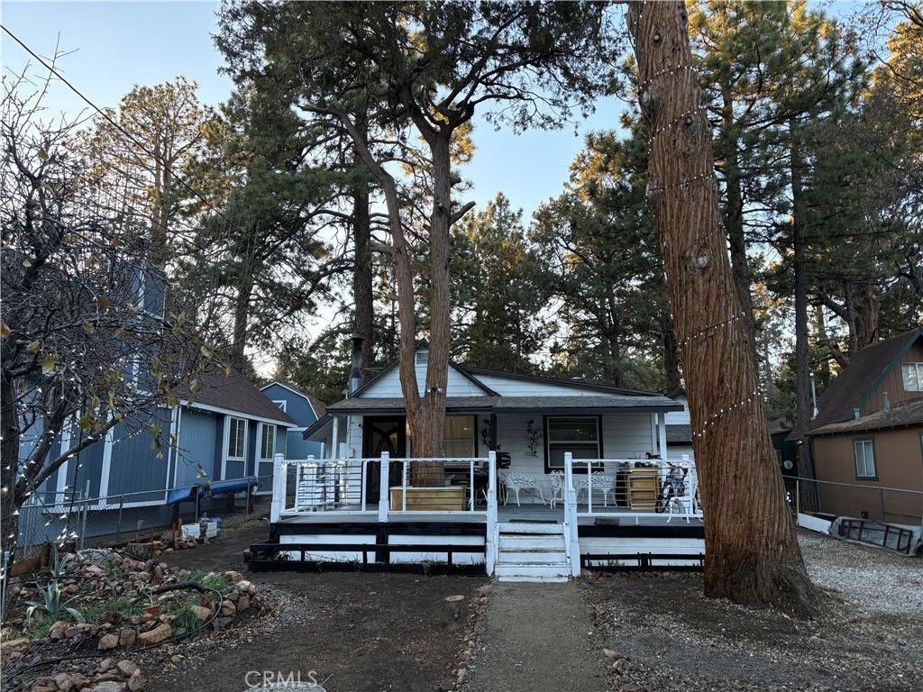 Photo of 402 Holmes Ln, Sugarloaf, CA 92386 (MLS # IG26040603)
