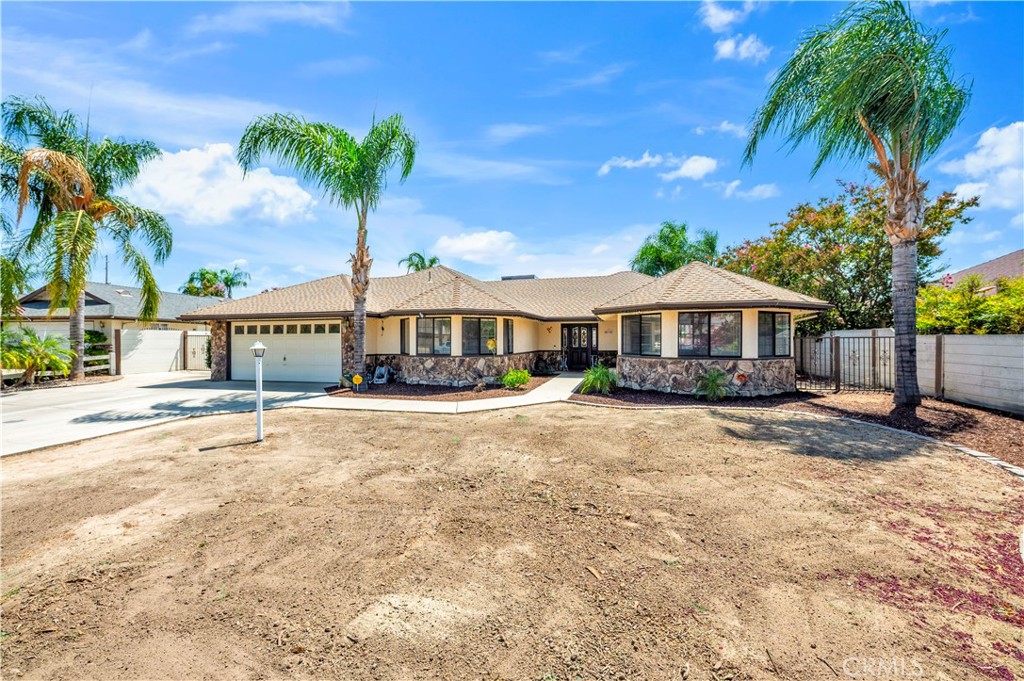 This home has been very well taken care of. 3 Big bedrooms 2.5 bathrooms. Over 2000 sq ft of living space on a 9148 sq ft lot. Brand new granite counter tops, upgraded kitchen cabinets, also has plenty of room for your kitchen table. There are 2 very large living area or use one for a formal dining if needed, both have sliders to the big open backyard, one has a gas/wood fireplace. The 2 car attached garage has easy house access.
Don't miss this home, make sure you put it on your tour.
Single story (no steps). Gated RV Parking.
Low tax rate.
No HOA
Cul-de-sac (no traffic).
Mountain views.