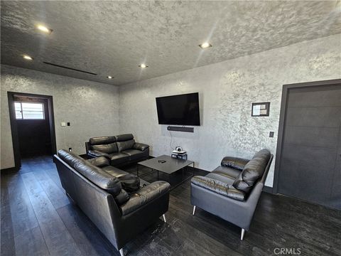 Photo of 7554 Clybourn Avenue, Sun Valley, CA 91352 (MLS # SR25179636) Photo of 7554 Clybourn Avenue, Sun Valley, CA 91352 (MLS # SR25179636)