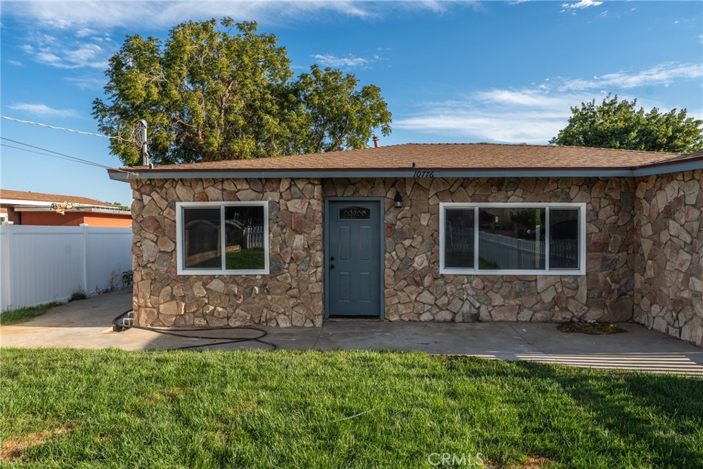 Step into style and comfort at 10776 Cypress Ave — a beautifully remodeled 3-bedroom, 2-bath home that combines modern upgrades with timeless charm in the heart of Riverside.
You’ll love the open-concept living space, flooded with natural light and perfect for both everyday living and entertaining. The recently upgraded kitchen is the heart of the home, featuring sleek countertops, new cabinets and a spacious breakfast bar that flows seamlessly into the dining and living areas.
Throughout the home, you’ll find fresh finishes, new flooring, contemporary light fixtures, and a stylishly updated bathroom — all designed with today’s buyer in mind.
Outside, enjoy a generous yard with endless possibilities — ideal for barbecues, playtime, or creating your dream backyard retreat.
Located close to schools, shopping, dining, and freeway access, this home offers the perfect blend of convenience, comfort, and curb appeal.