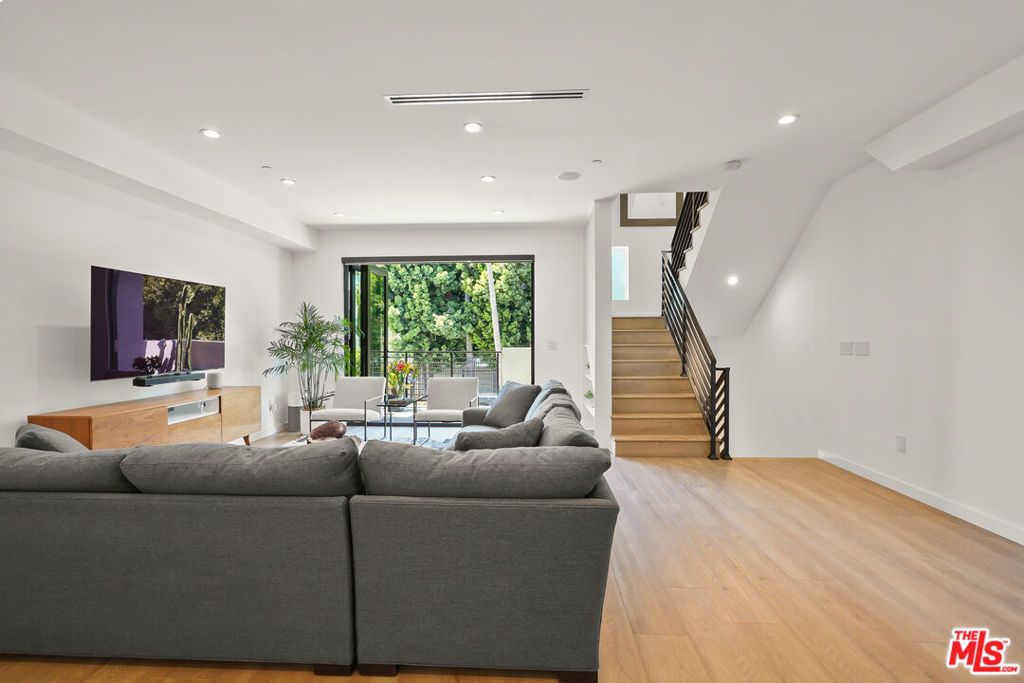 Photo of 926 N Ridgewood Place, Los Angeles, CA 90038 (MLS # 25593675)