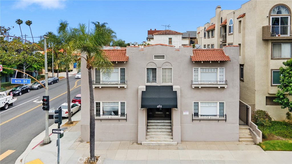 463 W. 6th Street is a well-located, 8-unit apartment asset in the heart of Downtown Long Beach. Priced at a 6.00% cap rate and a 10.49 GRM based on current rents, the property offers strong in-place income with additional upside potential.
The well-maintained building features new exterior paint and a refreshed entry awning. The unit mix includes (2)
1-bed/1-bath units and (6) studio units, all of which offer hardwood flooring and upgraded kitchens and bathrooms. Additional highlights include upgraded electrical systems and desirable 1920s architectural detailing.
Ideally situated in Downtown Long Beach, the property boasts a Walk Score of 89—“Very Walkable”—with most daily errands easily accomplished on foot. The property also offers convenient access to the 710 Freeway, providing seamless connectivity throughout Long Beach and the greater Los Angeles area.