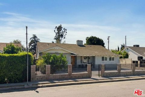 Photo of 14552 Runnymede Street, Van Nuys, CA 91405 (MLS # 26661601)