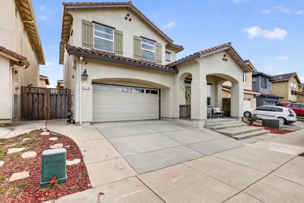 729 Vista Montana Drive