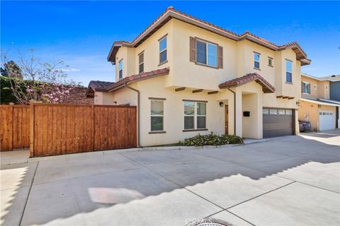Photo of 11613 216th St, Lakewood, CA 90715 (MLS # PW26054565)