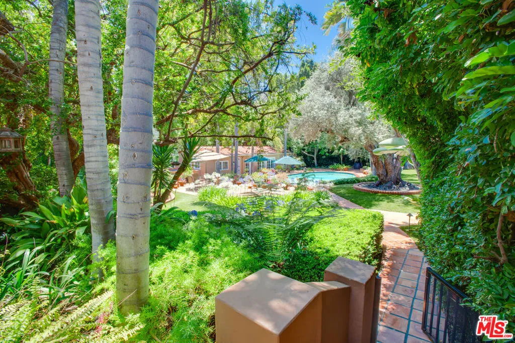 Pacific Palisades, California 90272, United States, 8 Bedrooms Bedrooms, ,8 BathroomsBathrooms,Residential,Active,94218